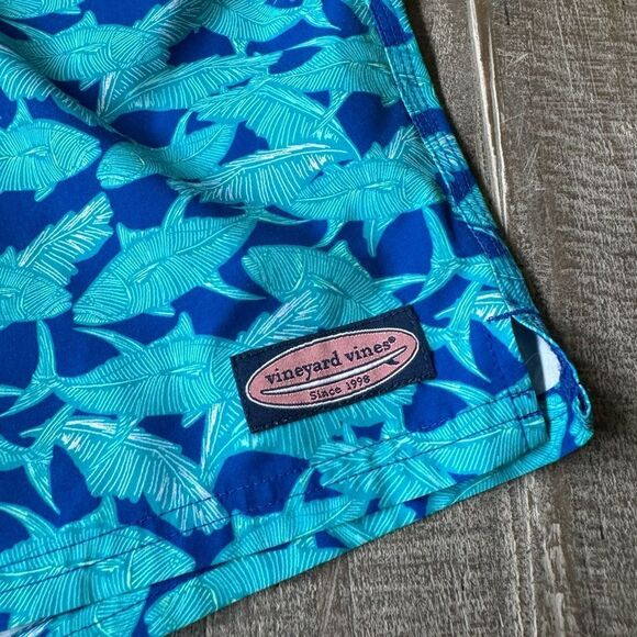 Vineyard Vines Blue Turquoise Shark Fish Print Men’s Swim Trunks Shorts S - Picture 4 of 5